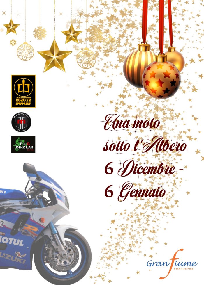 UNA MOTO SOTTO L ALBERO